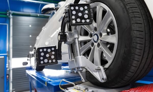 Taller BMW en Ríos Rosas 7 Rueda con un captador para la comprobación de alineación